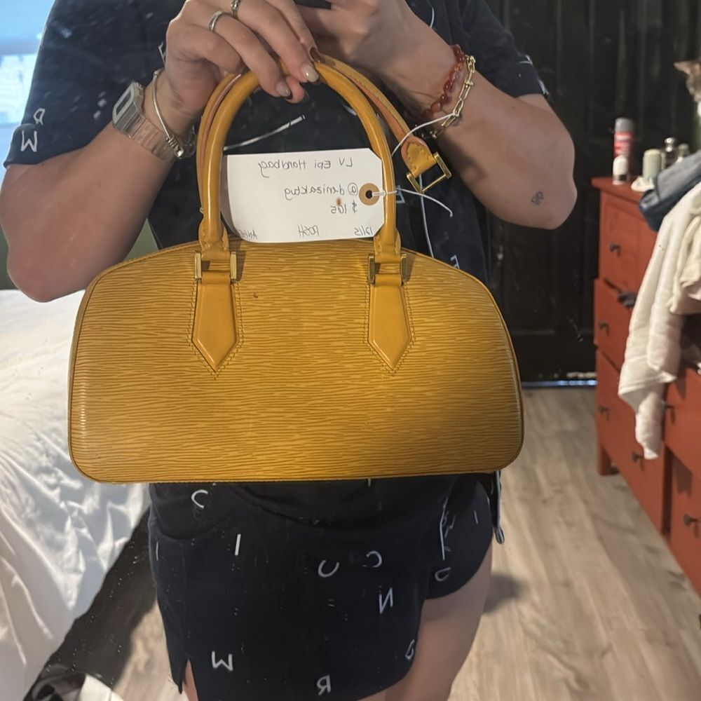 Lv yellow epi handbag - Picture 3 of 6